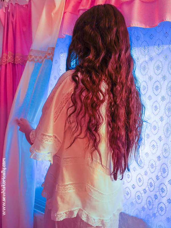 EdwardianEdwardian Lace Combing Bed Jacket Long Hair Curls
