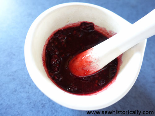 Medieval sauce recipe, crush blackberries in mortar