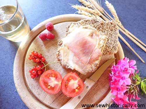 Graham bread and ham, tomato and fruit
