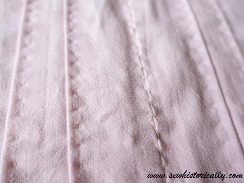 En fourreau back pleats close up
