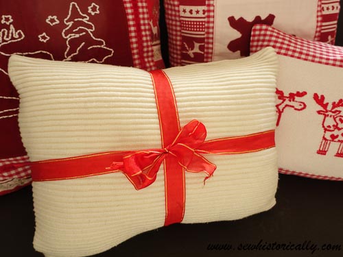 sweater to knitted christmas pillow refashion tutorial