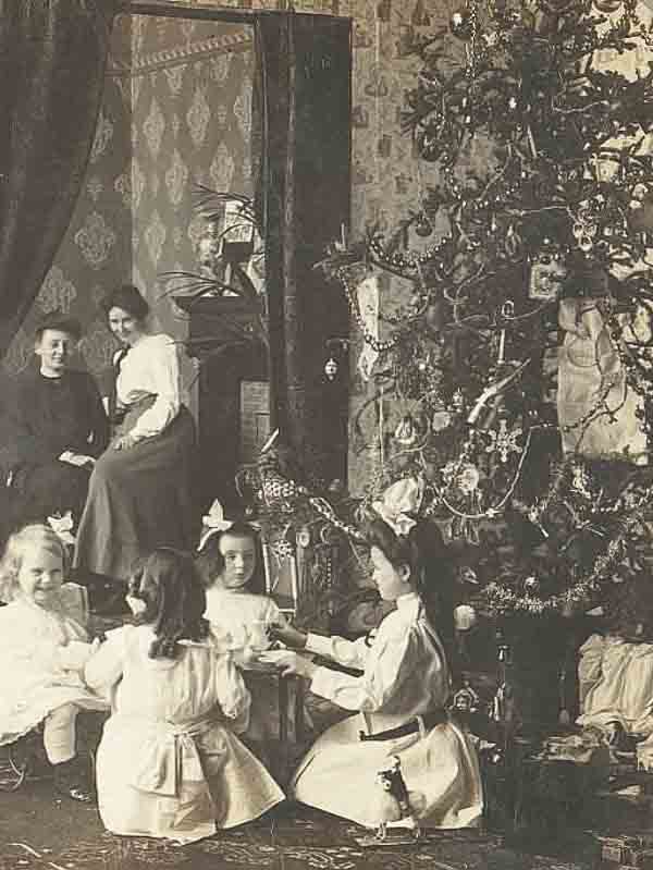 Christmas Tree Decorations In The Victorian Era